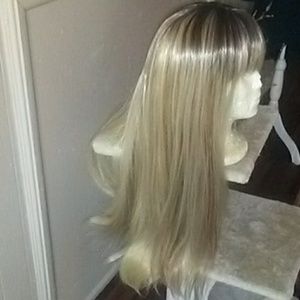 Beautiful Sandy blonde 22 in. Wig w/blk top